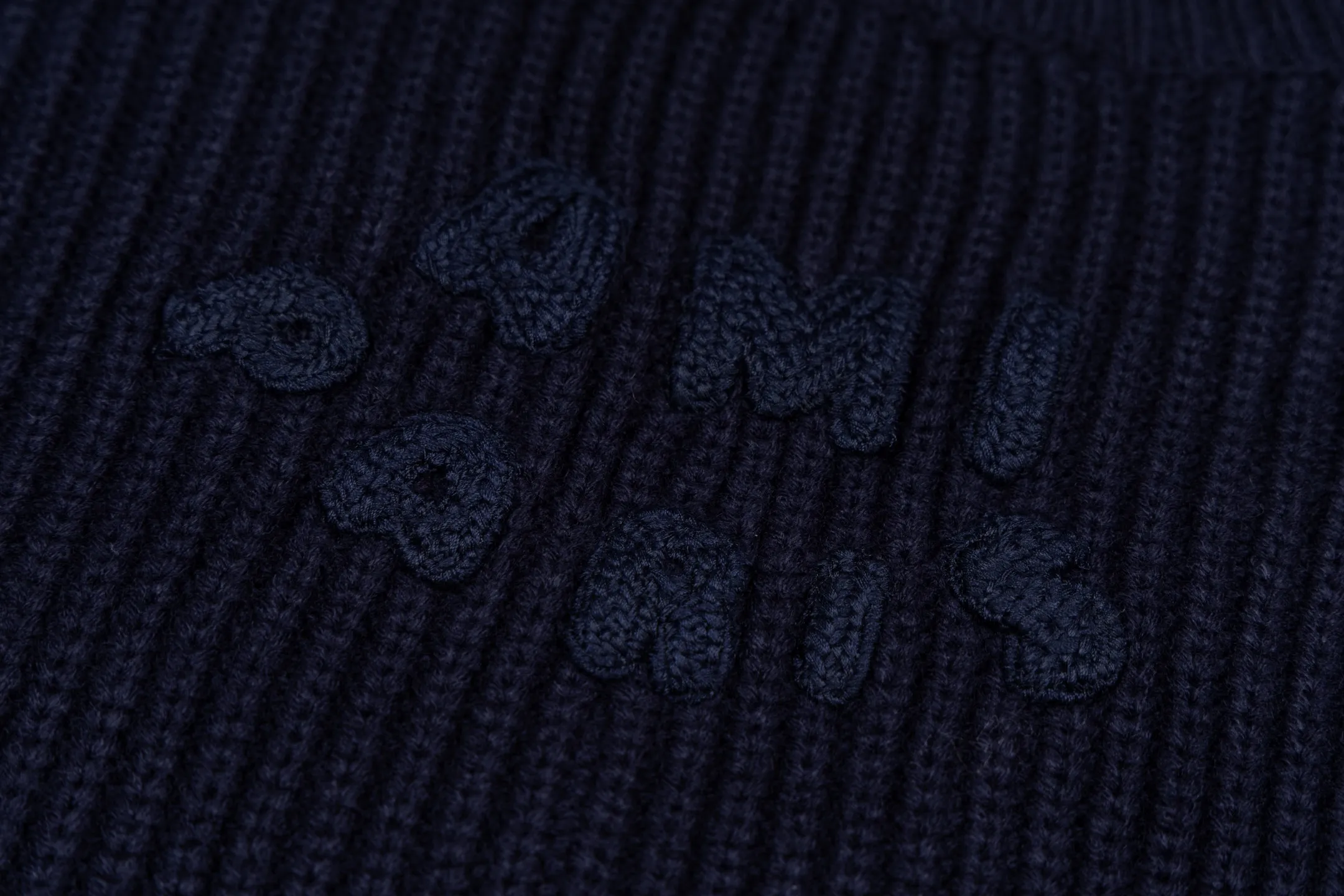 Ami's knitted love stripe contrasting V-neck sweater (Navy Blue) was originally purchased and developed for 2,299. The fabric is made of alpaca wool to maintain a stable shape. The car lines are uniform and firm, and the details are exquisitely processed, reflecting the brand's strict control of quality. The overall design is simple and elegant, suitable for various occasions. Whether it is business or leisure, it can show an elegant and decent style. The overall wiring is straight and delicate, the fabric is comfortable and soft, and the color is consistent without color difference. It can be matched with the Same Style to create a fashionable look and control various occasions. Customized accessories, complete with three standards, the Same Style for men and women. Size:S-M-L-XL